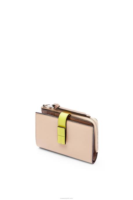 Loewe mujer cartera plegable fina con cremallera de piel de becerro granulada suave LP641298 desnudo/citronela