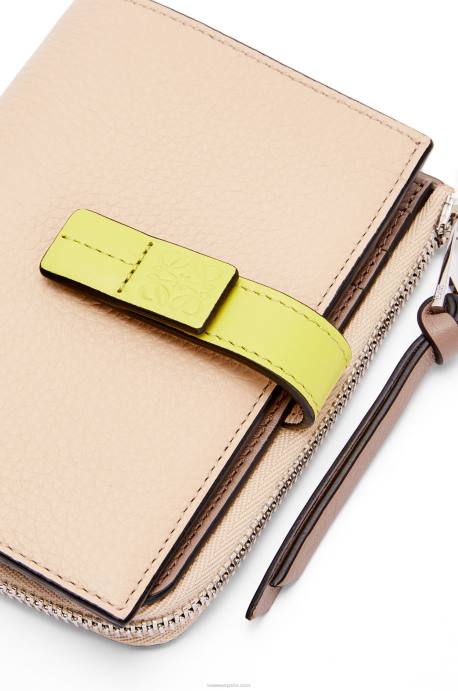 Loewe mujer cartera plegable fina con cremallera de piel de becerro granulada suave LP641298 desnudo/citronela