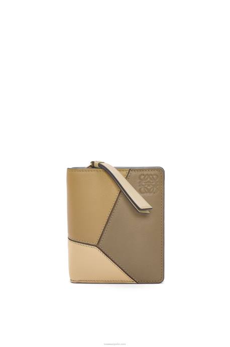 Loewe mujer cartera puzzle compacta con cremallera en piel de becerro clásica LP641259 verde arcilla/mantequilla