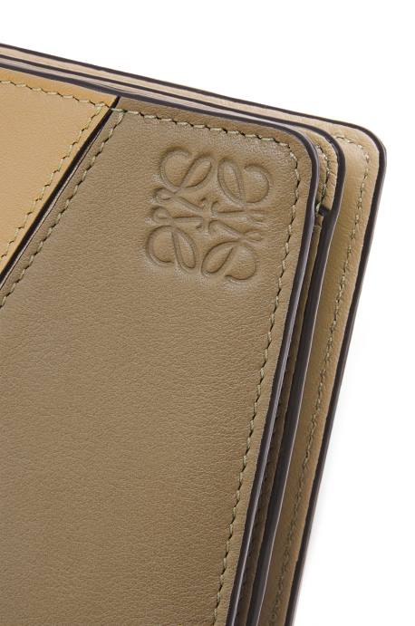 Loewe mujer cartera puzzle compacta con cremallera en piel de becerro clásica LP641259 verde arcilla/mantequilla