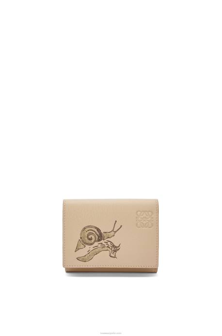 Loewe mujer cartera triple caracol en piel de becerro clásica LP641300 beige polvoriento