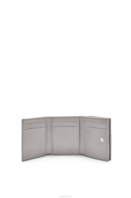Loewe mujer cartera triple con anagrama de piel de becerro granulada LP641206 Perla gris