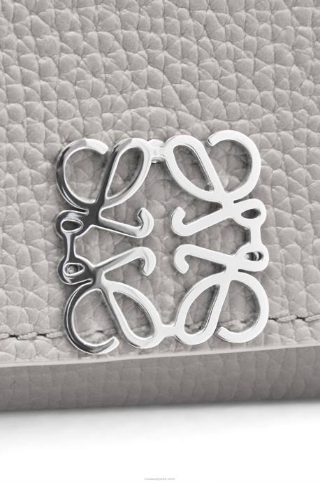 Loewe mujer cartera triple con anagrama de piel de becerro granulada LP641206 Perla gris