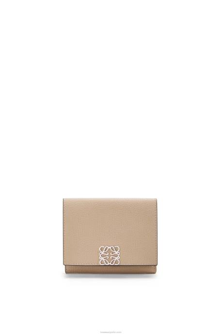 Loewe mujer cartera triple con anagrama de piel de becerro granulada LP641214 arena