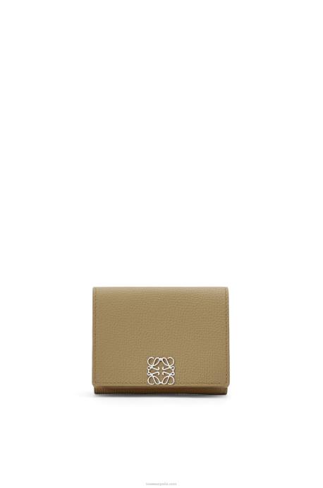 Loewe mujer cartera triple con anagrama de piel de becerro granulada LP641290 alcachofa verde