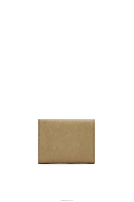 Loewe mujer cartera triple con anagrama de piel de becerro granulada LP641290 alcachofa verde