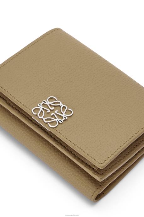 Loewe mujer cartera triple con anagrama de piel de becerro granulada LP641290 alcachofa verde