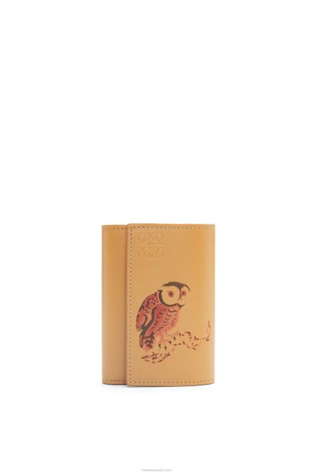 Loewe mujer cartera vertical pequeña con motivo de búho en piel de becerro clásica LP641306 duna