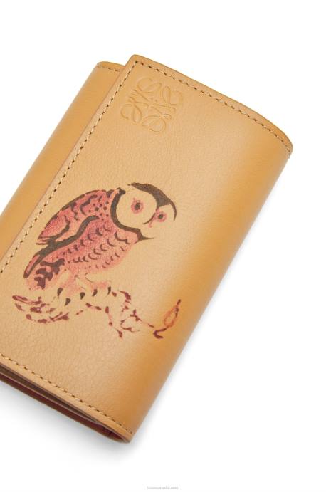 Loewe mujer cartera vertical pequeña con motivo de búho en piel de becerro clásica LP641306 duna