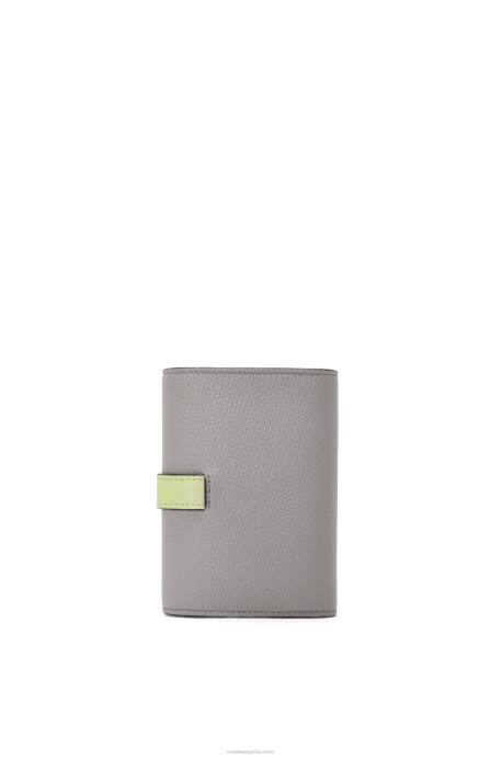 Loewe mujer cartera vertical pequeña de piel de becerro granulada suave LP641252 gris perla/verde pálido claro