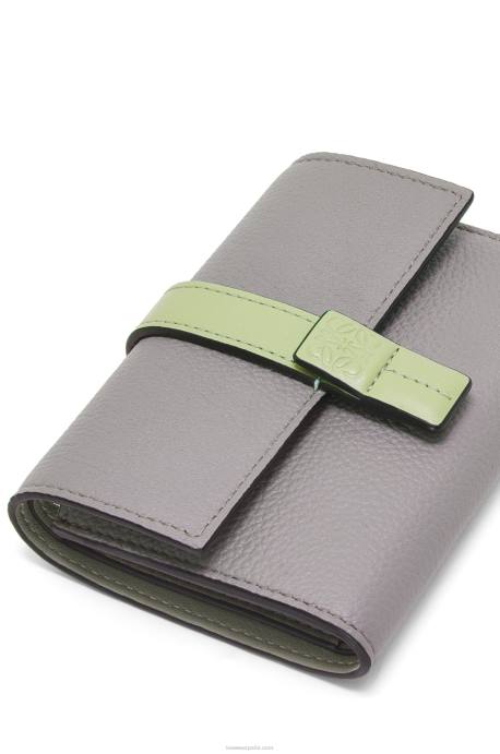 Loewe mujer cartera vertical pequeña de piel de becerro granulada suave LP641252 gris perla/verde pálido claro