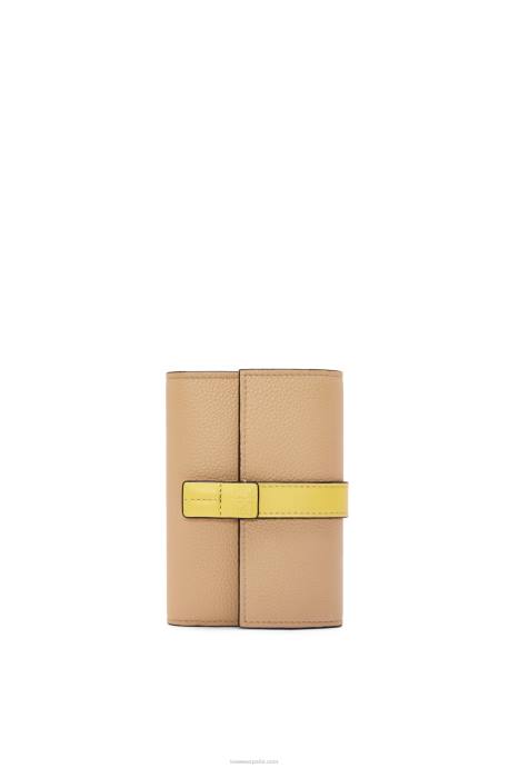 Loewe mujer cartera vertical pequeña de piel de becerro granulada suave LP641286 mantequilla/limón pálido