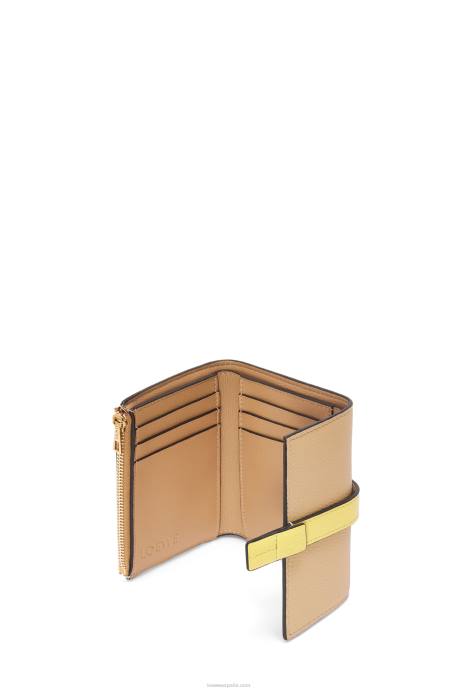 Loewe mujer cartera vertical pequeña de piel de becerro granulada suave LP641286 mantequilla/limón pálido