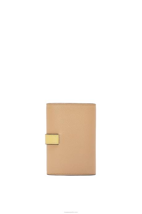 Loewe mujer cartera vertical pequeña de piel de becerro granulada suave LP641286 mantequilla/limón pálido