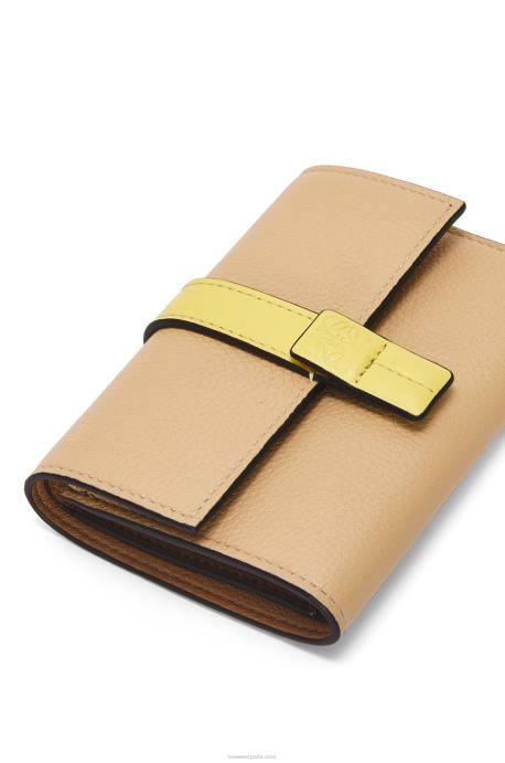 Loewe mujer cartera vertical pequeña de piel de becerro granulada suave LP641286 mantequilla/limón pálido