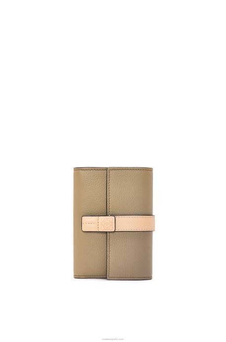 Loewe mujer cartera vertical pequeña de piel de becerro granulada suave LP641287 verde alcachofa/beige empolvado