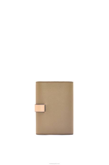 Loewe mujer cartera vertical pequeña de piel de becerro granulada suave LP641287 verde alcachofa/beige empolvado