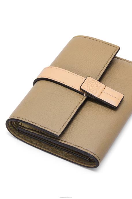 Loewe mujer cartera vertical pequeña de piel de becerro granulada suave LP641287 verde alcachofa/beige empolvado