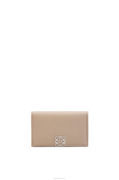 Loewe mujer tarjetero con anagrama de piel de becerro granulada LP641351 arena