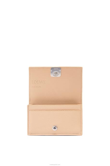 Loewe mujer tarjetero con anagrama de piel de becerro granulada LP641375 desnudo