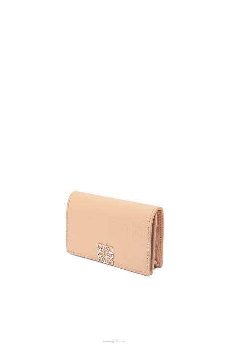Loewe mujer tarjetero con anagrama de piel de becerro granulada LP641375 desnudo
