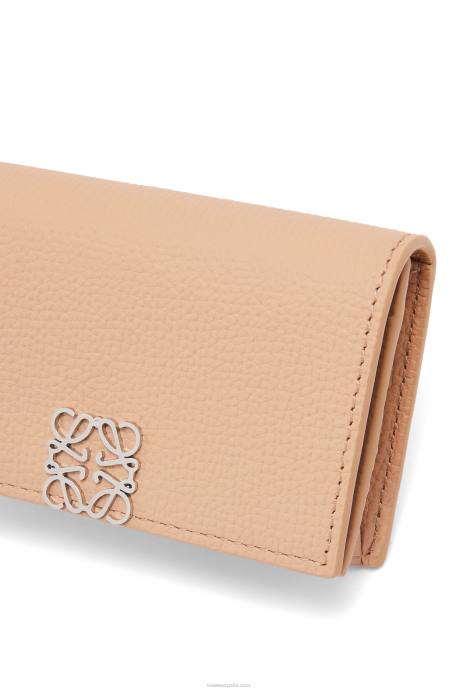 Loewe mujer tarjetero con anagrama de piel de becerro granulada LP641375 desnudo