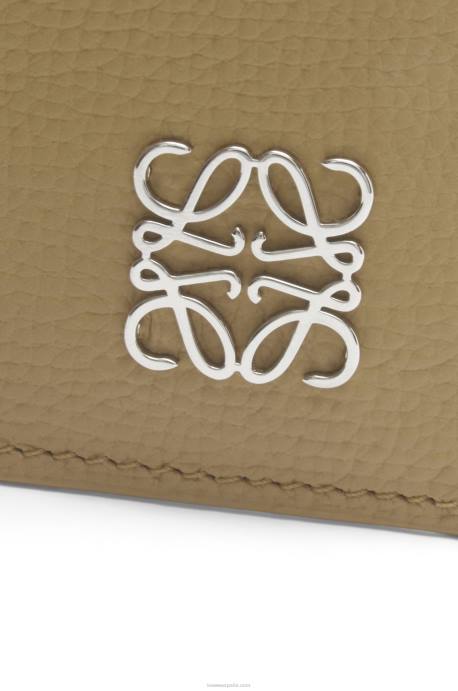 Loewe mujer tarjetero cuadrado con anagrama de piel de becerro granulada con cadena LP641367 alcachofa verde