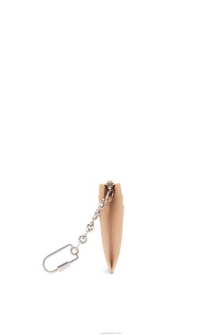 Loewe mujer tarjetero cuadrado con anagrama de piel de becerro granulada con cadena LP641368 desnudo