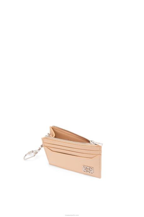 Loewe mujer tarjetero cuadrado con anagrama de piel de becerro granulada con cadena LP641368 desnudo