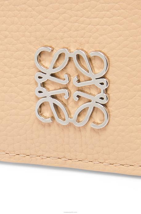 Loewe mujer tarjetero cuadrado con anagrama de piel de becerro granulada con cadena LP641368 desnudo