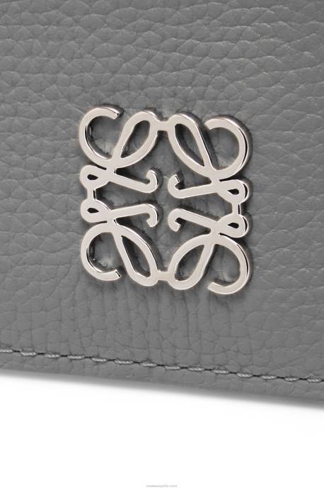 Loewe mujer tarjetero cuadrado con anagrama de piel de becerro granulada con cadena LP641384 gris asfalto