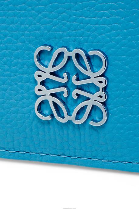 Loewe mujer tarjetero cuadrado con anagrama de piel de becerro granulada con cadena LP641396 laguna azul