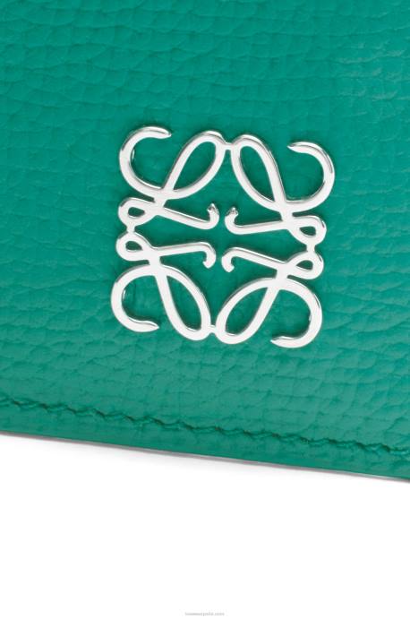 Loewe mujer tarjetero cuadrado con anagrama de piel de becerro granulada con cadena LP641412 verde esmeralda