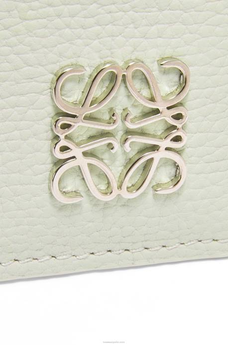 Loewe mujer tarjetero cuadrado con anagrama de piel de becerro granulada con cadena LP641417 celadón claro