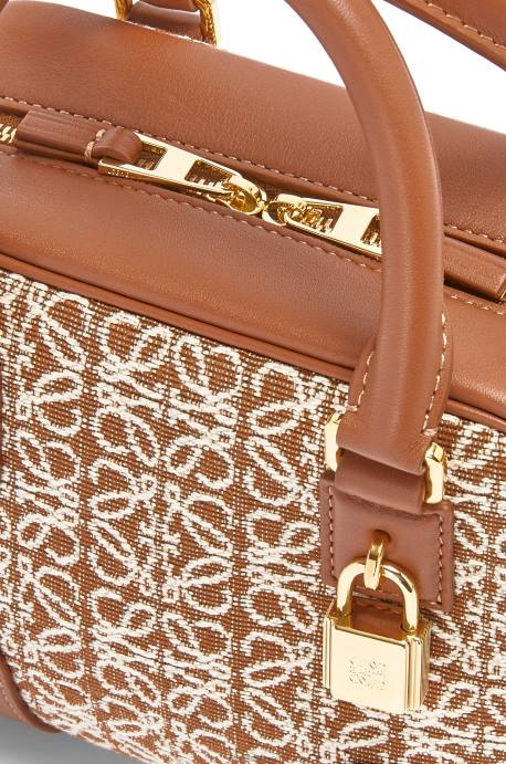 Loewe mujer Bolso amazona 16 square en jacquard anagrama y piel de becerro LP64163 bronceado/pacana