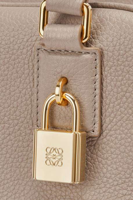 Loewe mujer Bolso amazona 19 cuadrado de suave piel de becerro graneada LP64155 arena