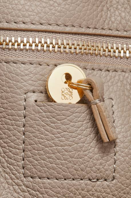 Loewe mujer Bolso amazona 19 cuadrado de suave piel de becerro graneada LP64155 arena