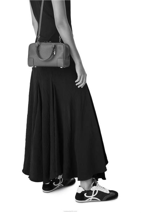 Loewe mujer Bolso amazona 23 de piel de becerro napa LP64157 negro