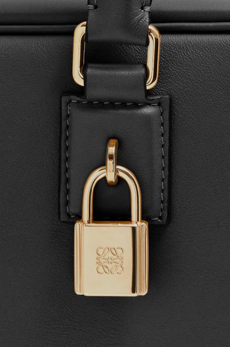 Loewe mujer Bolso amazona 23 de piel de becerro napa LP64157 negro