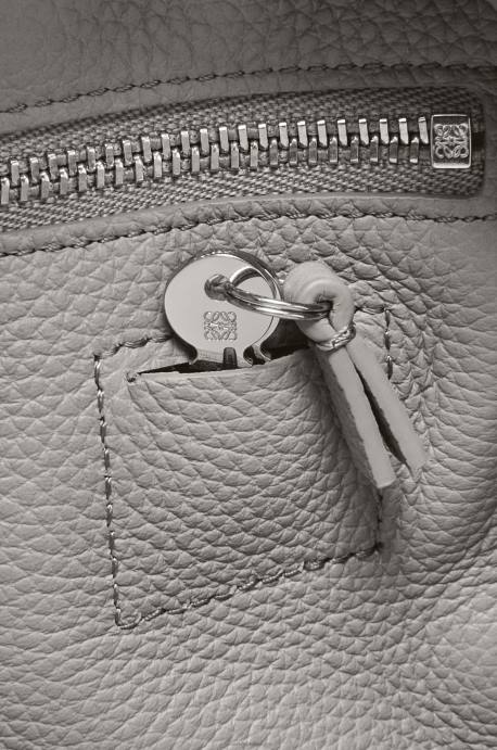 Loewe mujer Bolso amazona 23 de suave piel de becerro graneada LP64133 Perla gris