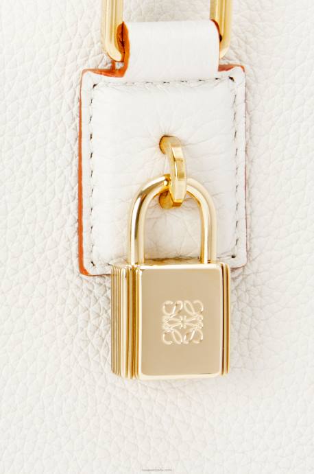 Loewe mujer Bolso amazona 23 de suave piel de becerro graneada LP64151 blanco suave