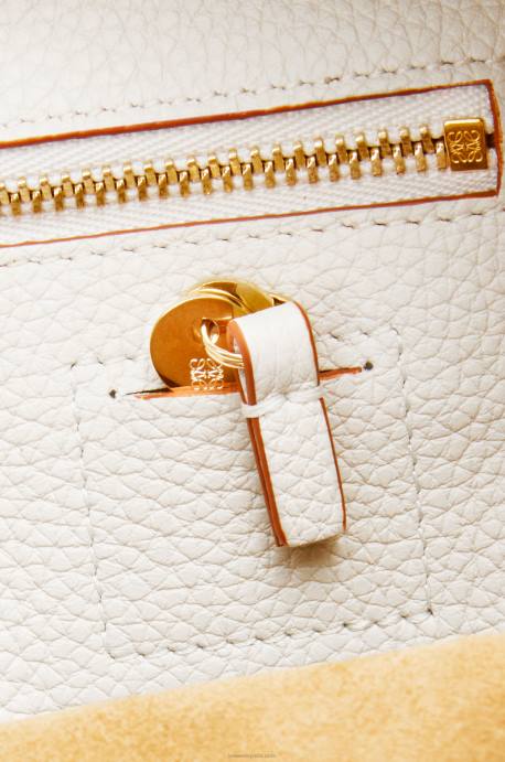 Loewe mujer Bolso amazona 23 de suave piel de becerro graneada LP64151 blanco suave