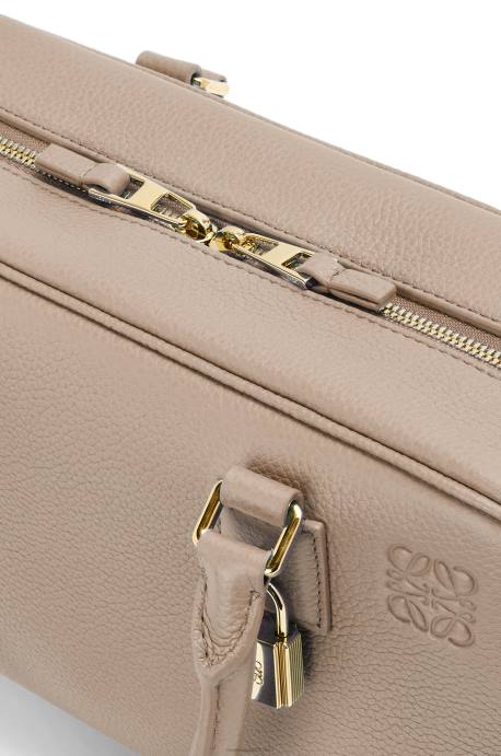 Loewe mujer Bolso amazona 23 de suave piel de becerro graneada LP64154 arena