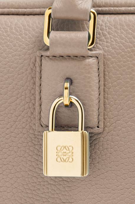 Loewe mujer Bolso amazona 23 de suave piel de becerro graneada LP64154 arena