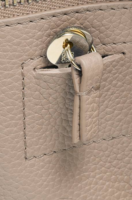 Loewe mujer Bolso amazona 23 de suave piel de becerro graneada LP64154 arena