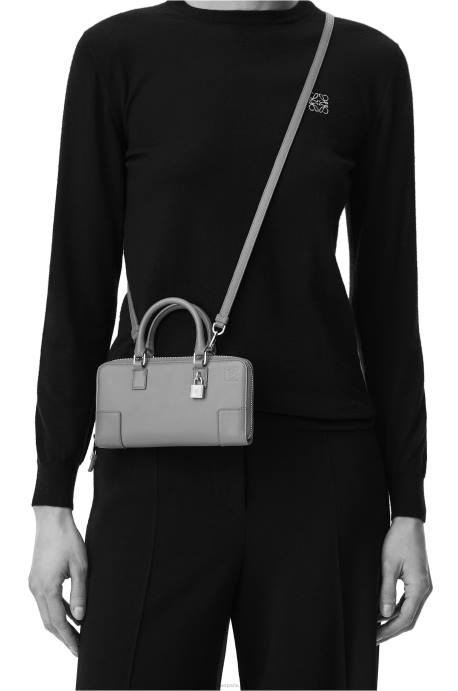 Loewe mujer bolsito amazona de napa de becerro LP64282 cálido desierto