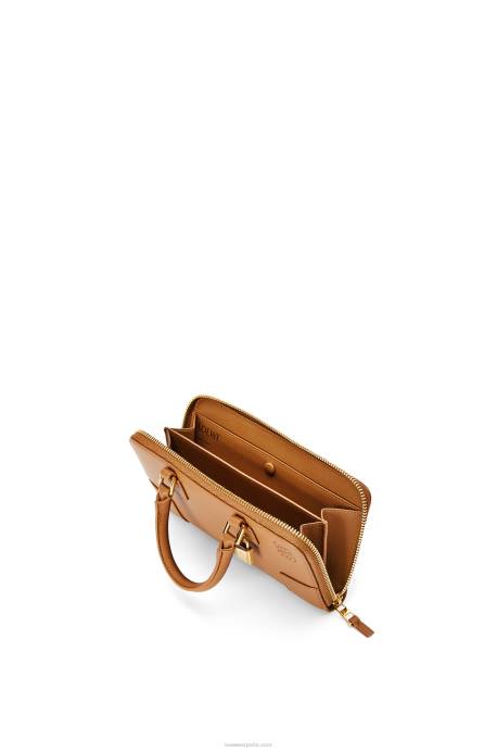 Loewe mujer bolsito amazona de napa de becerro LP64282 cálido desierto