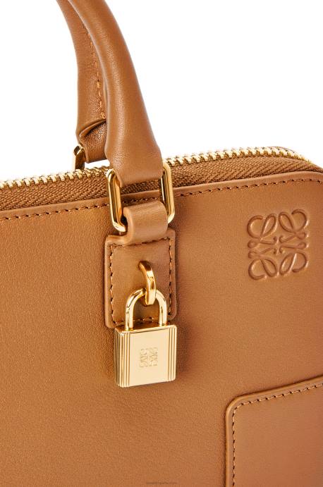 Loewe mujer bolsito amazona de napa de becerro LP64282 cálido desierto