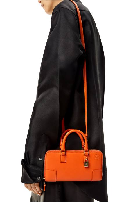 Loewe mujer bolsito amazona de napa de becerro LP64283 naranja