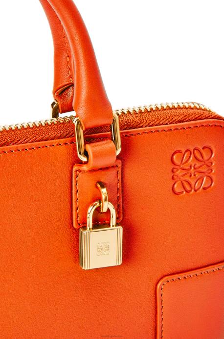 Loewe mujer bolsito amazona de napa de becerro LP64283 naranja